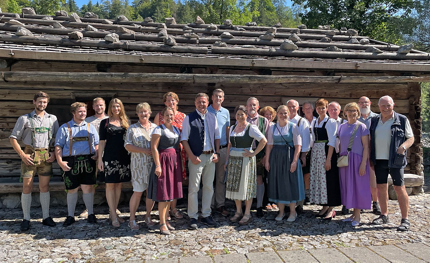 Auf dem Bild ist die Gruppe auf dem Gelände der Firma Grassl zu sehen, in der Mitte die Kandidaten für die anstehenden Wahlen Sabrina Stutz, Michael Koller, Geschäftsführer Florian Beierl und Brigitte Rudholzer